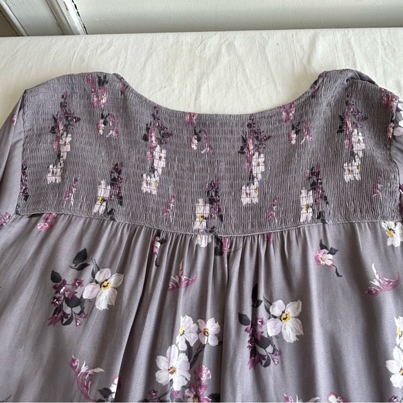 Torrid Grey Floral Crepe V-Neck Smocked Blouse Top Size 4 - Picture 13 of 16